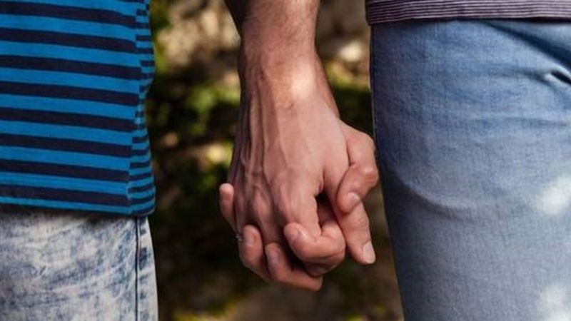 Embora muitas pessoas tenham descoberto um novo lado da sua sexualidade, a comunicação dessas mudanças para os amigos e a família ainda pode ser difícil (Foto: Getty Images via BBC News)