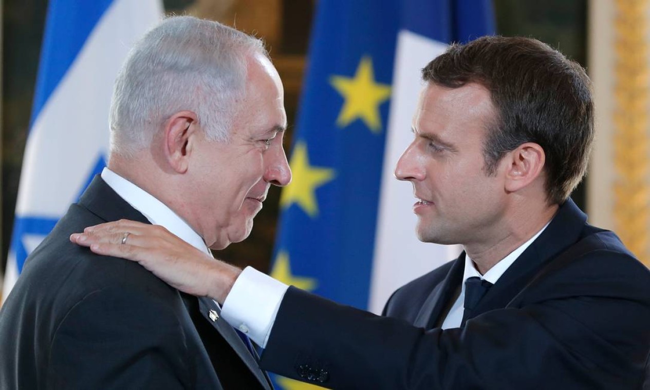 O presidente francês Emmanuel Macron e o primeiro-ministro israelense, Benjamin Netanyahu, após declaração conjunta no Palácio do Eliseu, em Paris, em julho de 2017 — Foto: STEPHANE MAHE / Reuters 