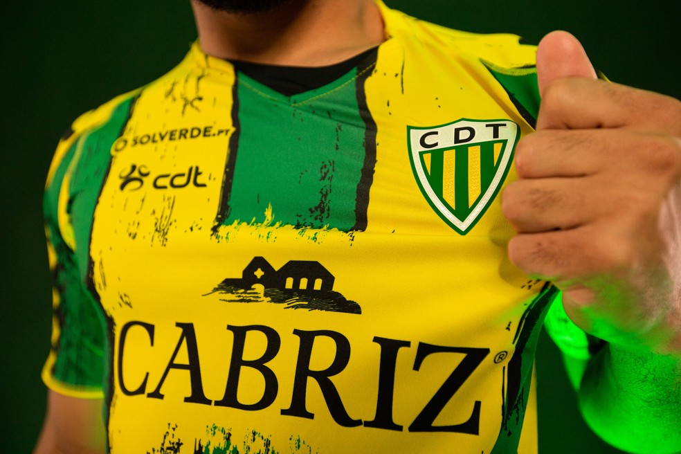 Camisa 1 do Tondela, nas cores verde e amarela — Foto: Divulgação