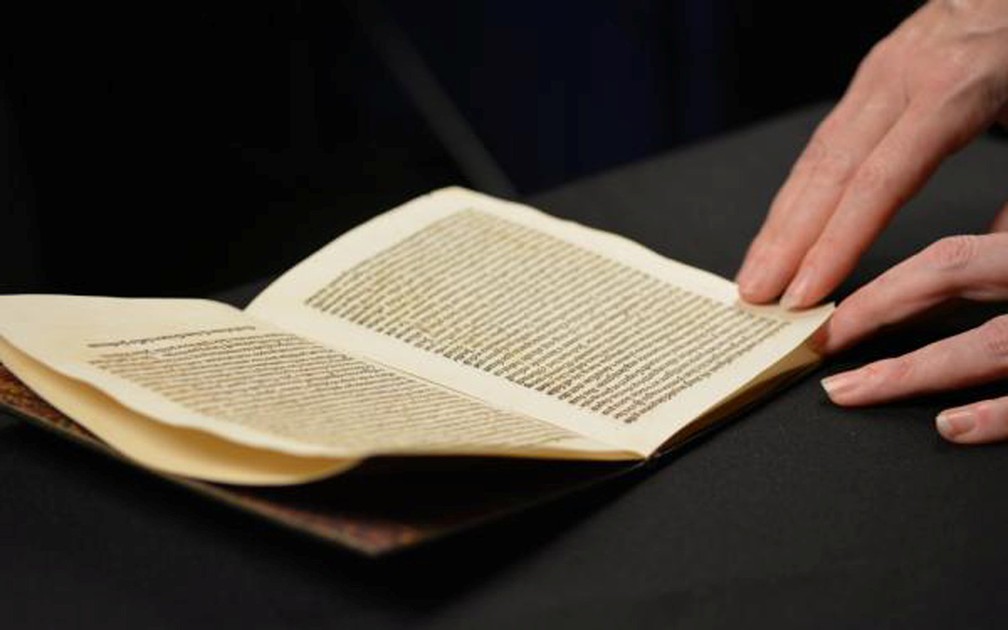 Livro de 1493 com traduÃ§Ã£o em latim de carta de CristÃ³vÃ£o Colombo (Foto: Departamento de ImigraÃ§Ã£o e AlfÃ¢ndega dos EUA/Reuters)