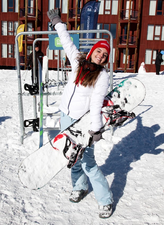 Animada, ela se arrisca no snowboard pela primeira vez (Foto: Marcos Rosa/Ed.Globo)