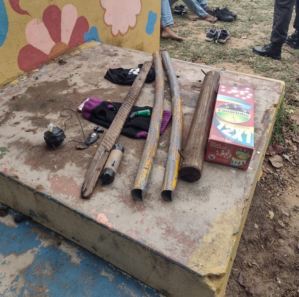 Artefatos foram apreendidos com torcedores em uma praça em Neópolis — Foto: Divulgação