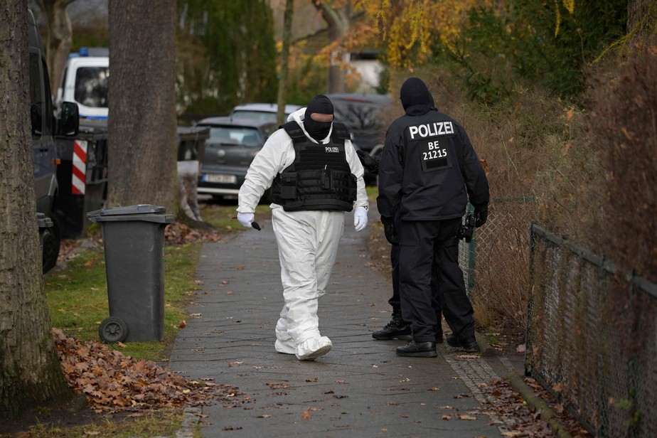 Policiais fazem operação de busca em Berlim contra membros de um grupo terrorista de extrema direita