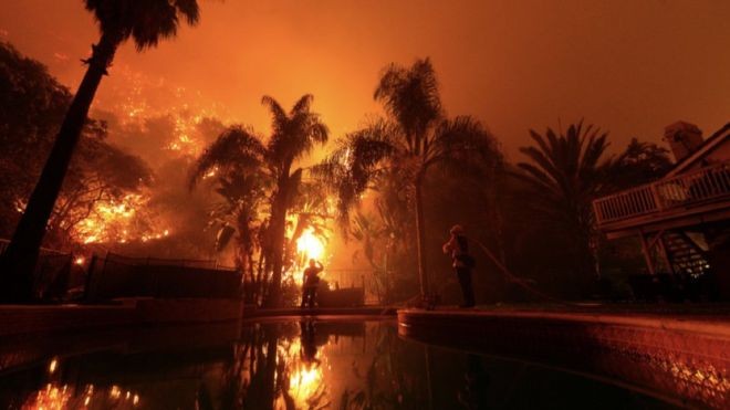 BBC: A proteção de bombeiros privados começou a ser oferecida por seguradoras há pouco mais de uma década, tanto na Califórnia quanto em outros Estados americanos que costumam enfrentar incêndios florestais (Foto: DIVULGAÇÃO VIA BBC )