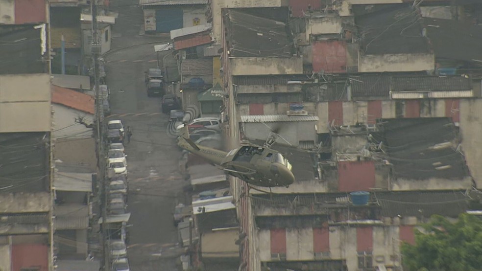 Helicóptero blindado da Polícia Militar em operação na Zona Norte do Rio de Janeiro — Foto: Reprodução/ TV Globo