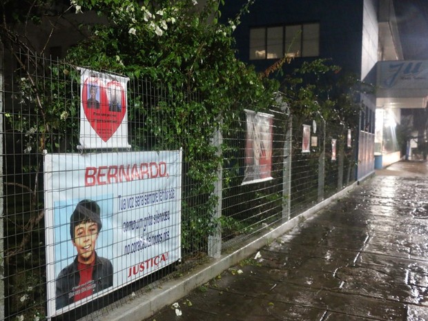 Cartazes em Três Passos lembram a morte do menino Bernardo (Foto: Felipe Truda/G1)
