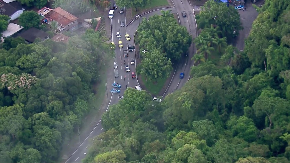 Carros da PM impedem o acesso pela Zona Oeste à Autoestrada Grajaú-Jacarepaguá — Foto: Reprodução/TV Globo
