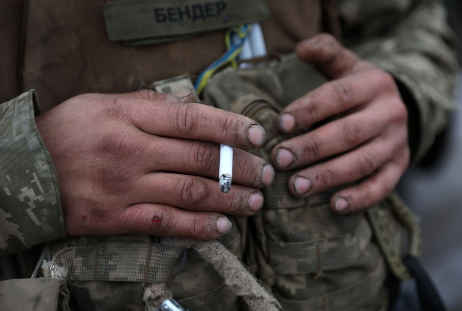 Soldado russo em Soledar, na região ucraniana de Donetsk, onde tropas disputam o território