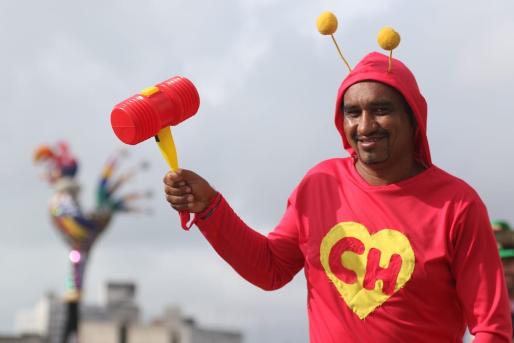 O herói 'atrapalhado' Chapolin Colorado apareceu no Galo da Madrugada — Foto: Marlon Costa/Pernambuco Press