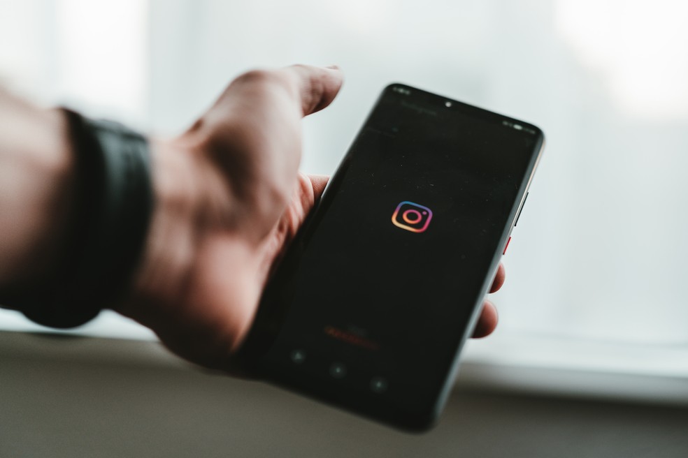 Influenciadores costumam fazer parcerias com empresas para ganhar dinheiro no Instagram — Foto: Divulgação/Unsplash (by Claudio Schwarz)