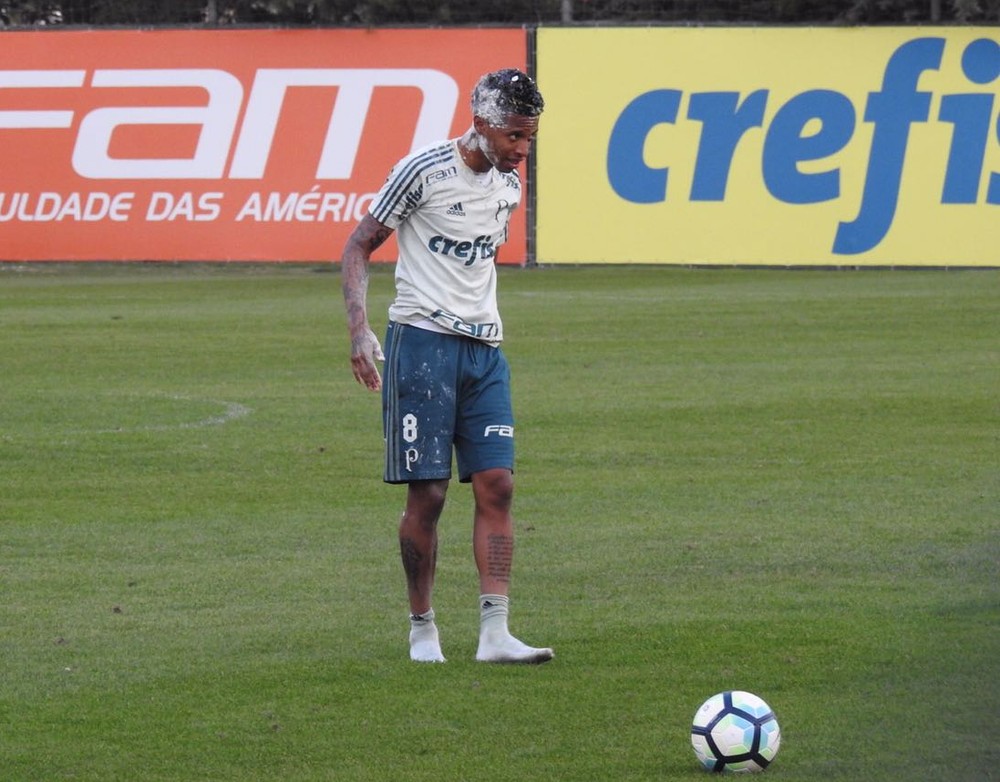  Aniversariante, Tchê Tchê leva ovadas no Palmeiras; veja fotos