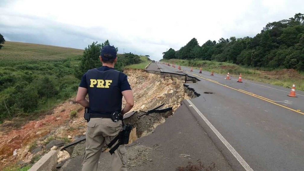 Cratera avança e 'engole' pista da BR-153, em Tibagi, no interior do Paraná (Foto: Divulgação/ PRF)
