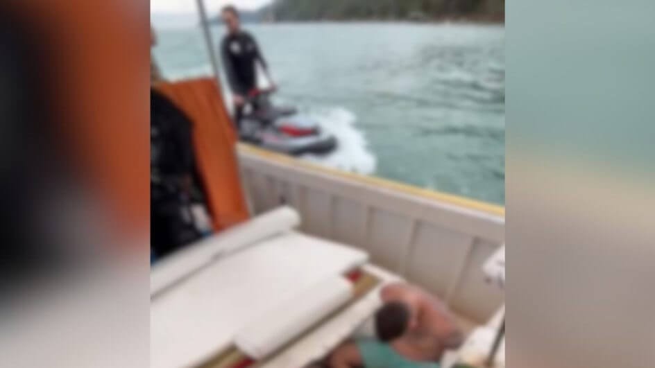 Dois homens são presos dentro de lancha em praia do Litoral Norte de SC; VÍDEO