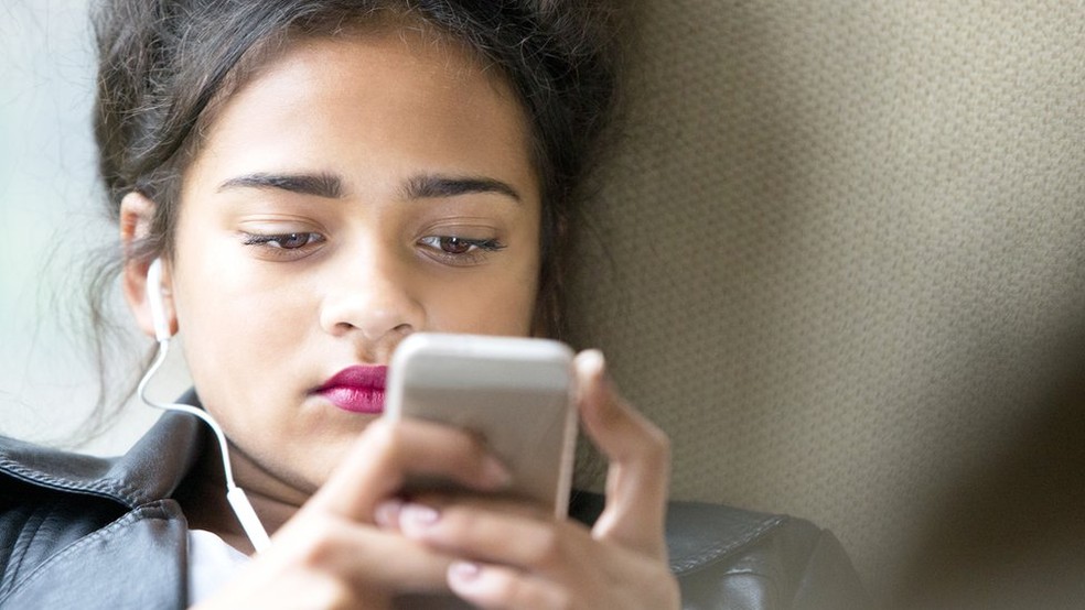 O uso desmedido de novas tecnologias preocupa especialmente entre os mais jovens  (Foto: Getty Images via BBC)