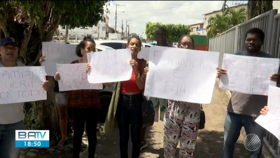 Família da vítima fez protesto na frente do fórum da cidade e da delegacia — Foto: Reprodução/TV Subaé
