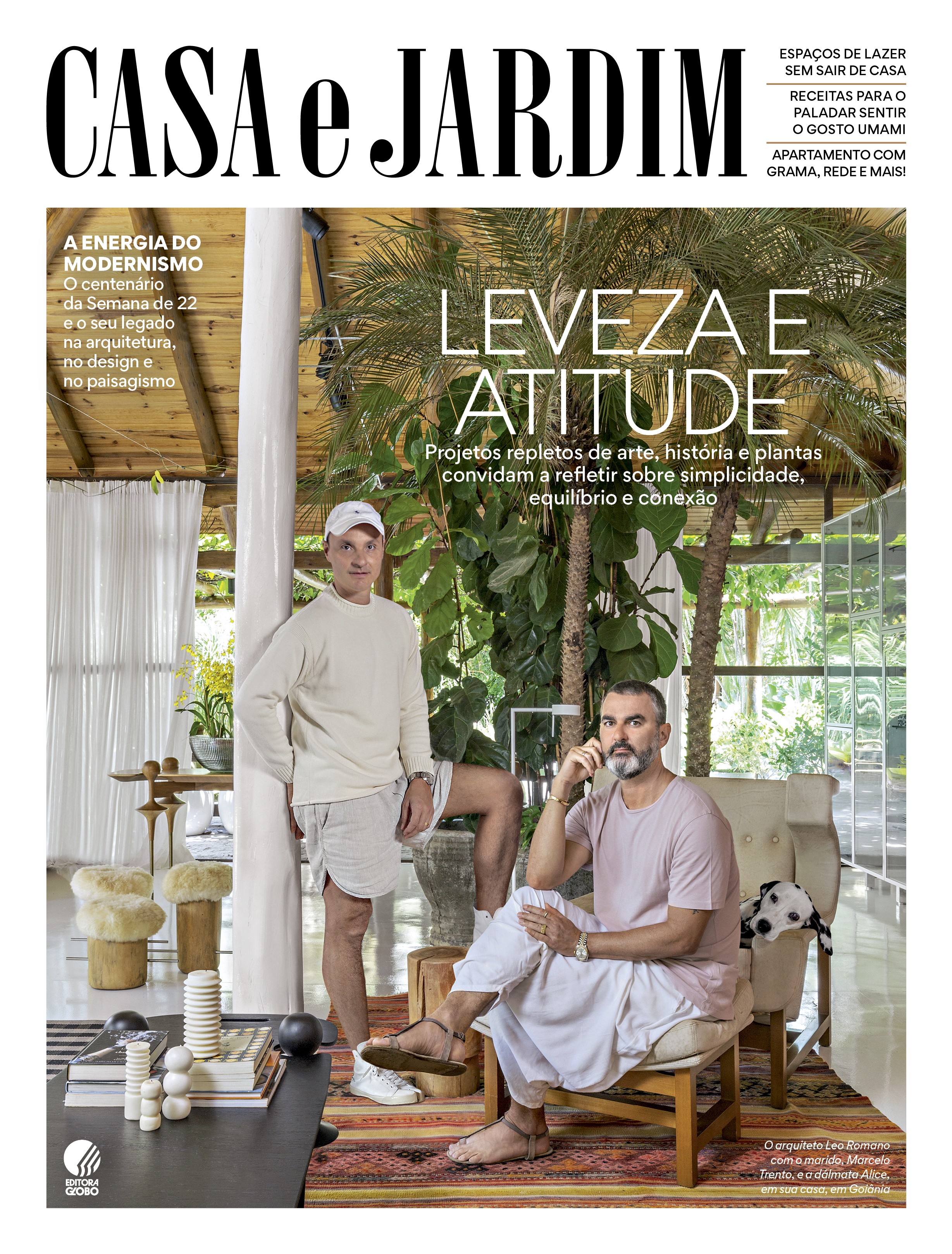 O arquiteto Leo Romano e o marido, Marcelo Trento, na casa onde moram, em Goiânia (Foto: Edgar Cesar / Editora Globo)