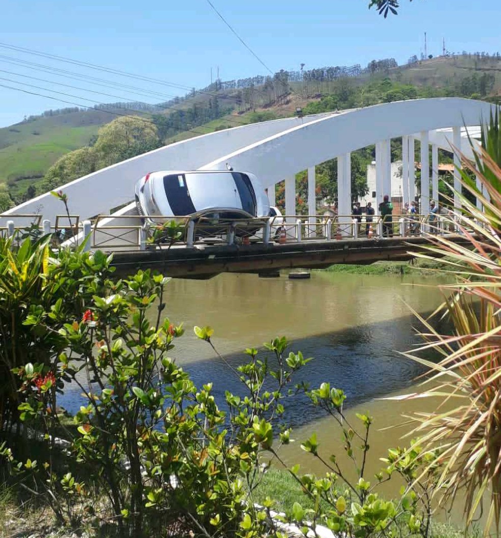 Carro fica pendurado em ponte após motorista perder o controle da direção em Queluz. — Foto: Karina Bento/Vanguarda Repórter
