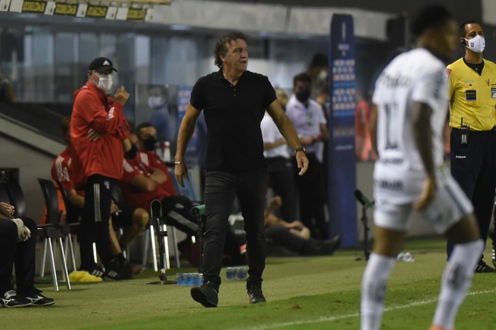 Cuca durante Santos x São Paulo, na Vila Belmiro — Foto: Ivan Storti/Santos FC