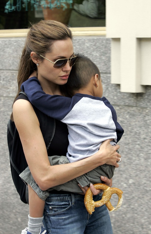 Angelina Jolie e Maddox em meados de 2005, quando ele ainda tinha 4 anos de idade (Foto: Getty Images)