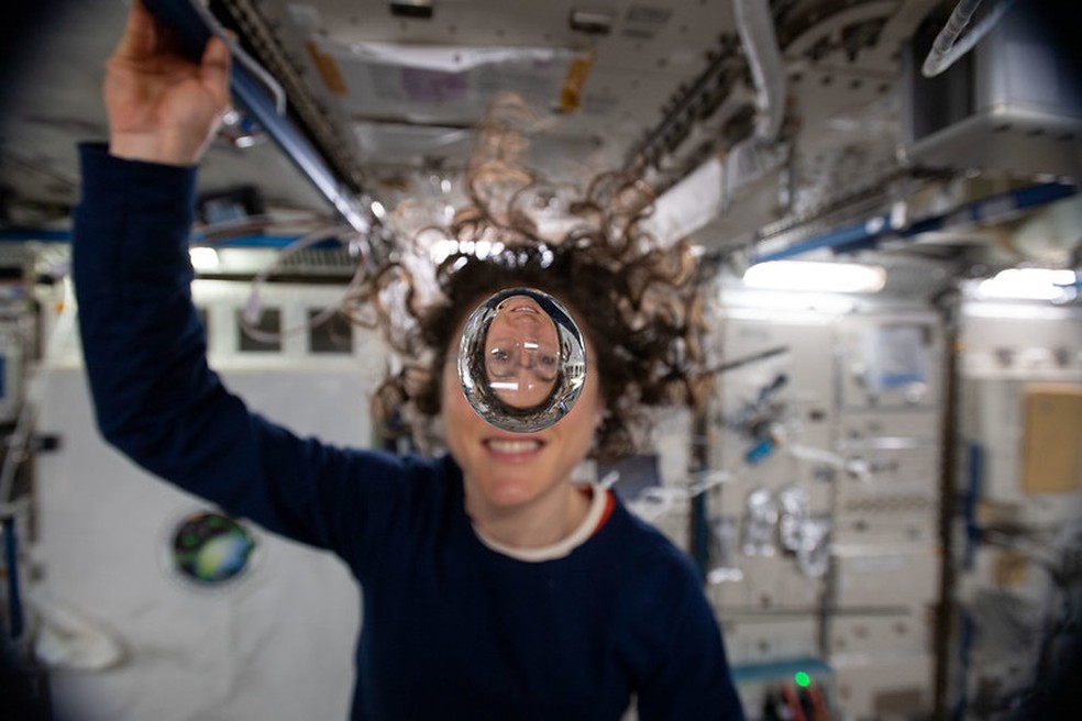 A engenheira de voo da Expedição 60, Christina Koch, demonstra de forma lúdica como os fluidos se comportam no ambiente sem peso da microgravidade  — Foto: NASA Johnson 