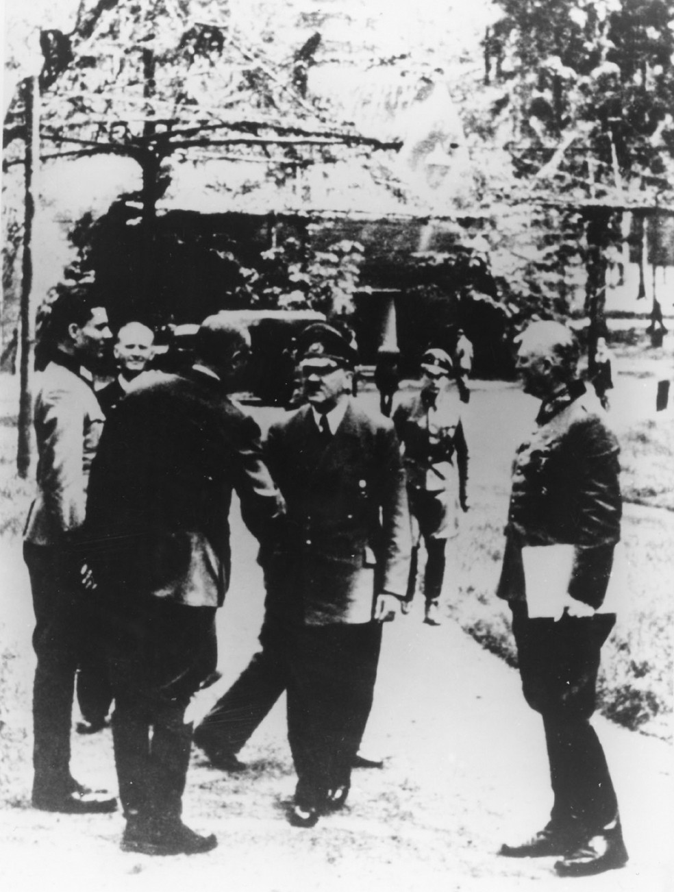 Adolf Hitler, no centro, cumprimenta uma pessoa não identificada; von Stauffenberg (esq.) observa; imagem foi feita cinco dias antes do atentado fracassado para assassinar Hitler, em 1944 — Foto: Reprodução