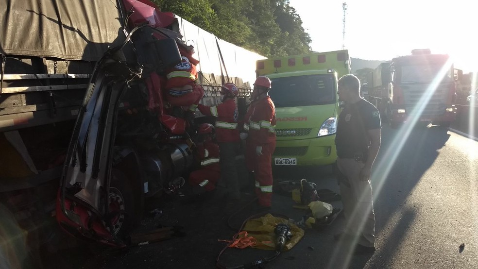 O motorista e a passageira de um dos caminhões tiveram ferimentos graves e ficaram presos às ferragens (Foto: PRF/Divulgação)