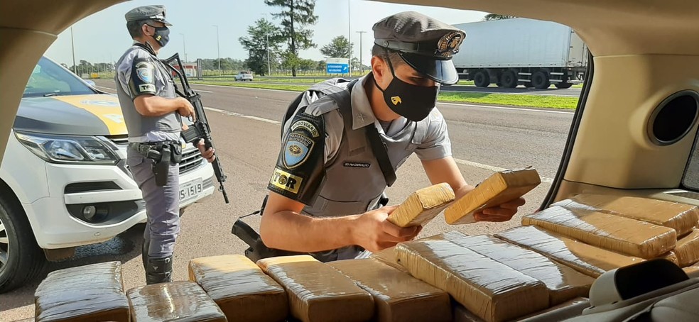 Veículo lotado de droga foi abordado em Rancharia — Foto: Polícia Rodoviária