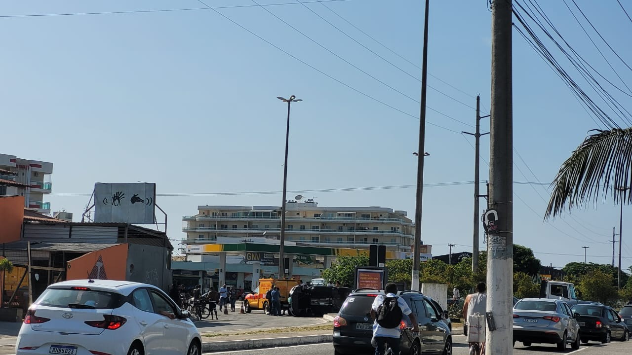 Homem morre e outro fica ferido após carro capotar na RJ-140, em Cabo Frio