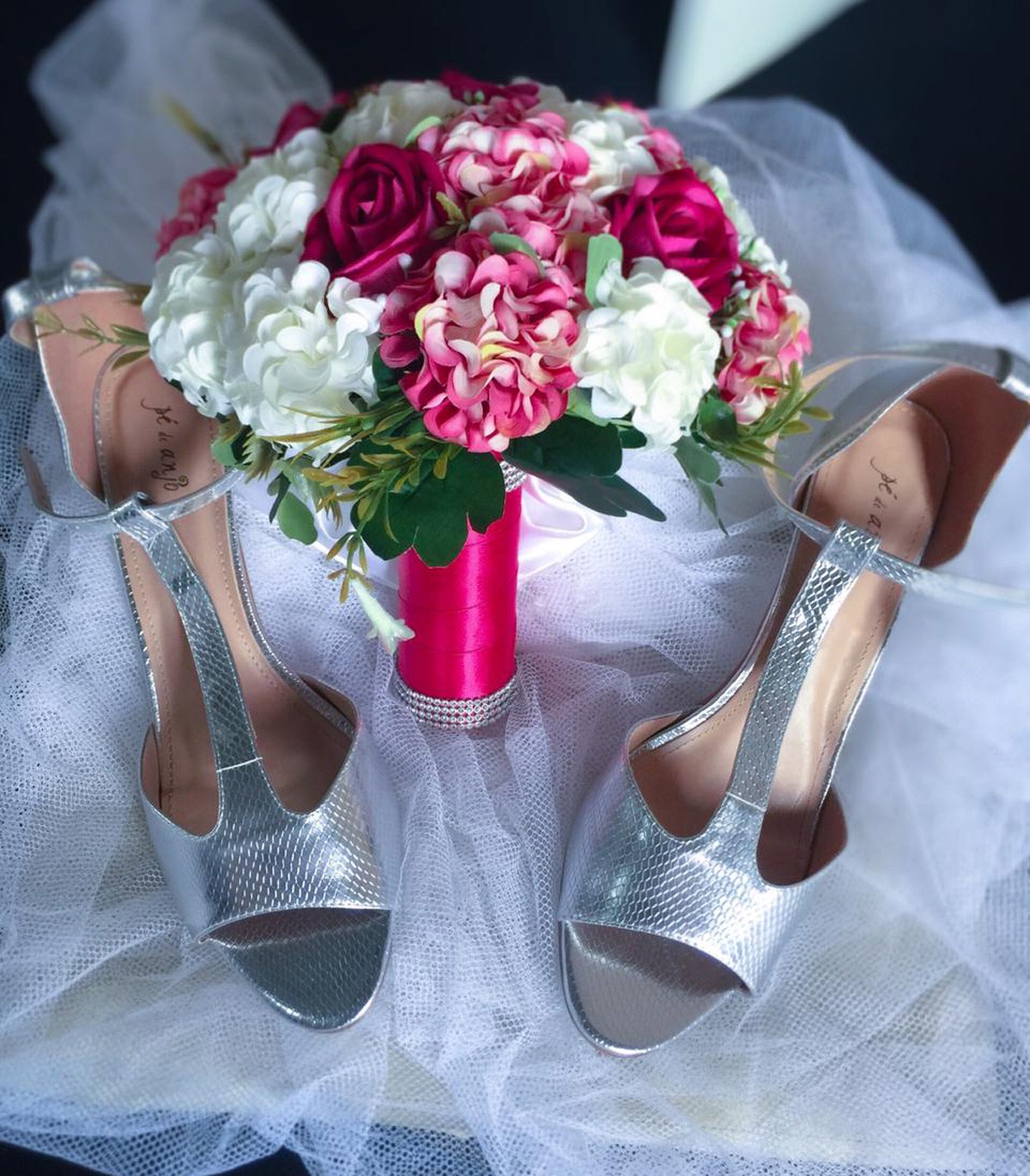 Buquê e sandália que serão usadas por MC Maylon em seu casamento (Foto: Divulgação)