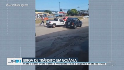 Homem joga moto contra porta da Câmara Municipal de Uberlândia; veja vídeo