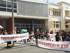Funcionários da Terceiriza distribuem pizza em protesto em Juiz de Fora