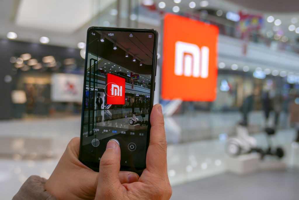 TIANJIN, CHINA - 2018/01/08: A customer is trying a MI phone.  In 2017, the sales of MI mobile phones resumed to reverse the decline. According to media reports, MI is planned to be listed on 2018, valued at $50 billion.  For its simplicity design and goo (Foto: LightRocket via Getty Images)