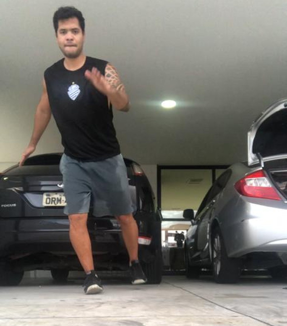Da garagem de casa, Klausen Melo grava vídeos de treinamentos para auxiliar os atletas — Foto: Klausen Melo/Arquivo pessoal