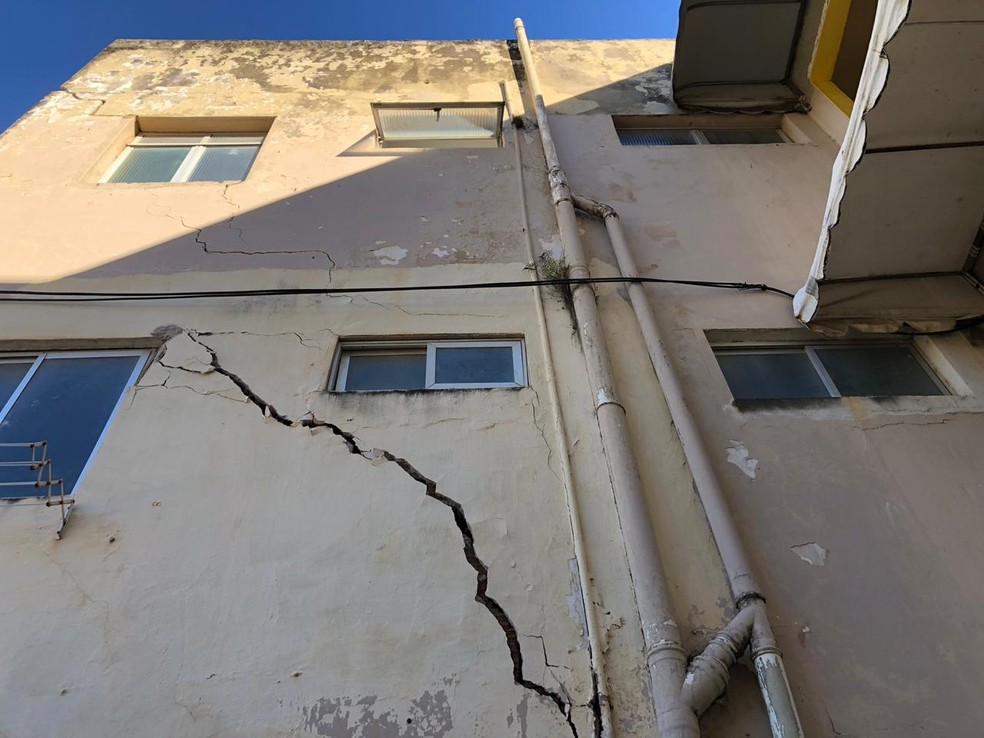 Rachaduras no solo afetam estrutura dos imóveis no bairro do Pinheiro, em Maceió — Foto: Waldson Costa/G1