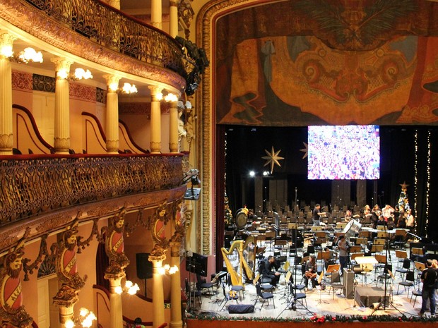 No interior do Teatro Amazonas, orquestra faz últimos preparativos antes da apresentação (Foto: Jamile Alves/G1 AM)