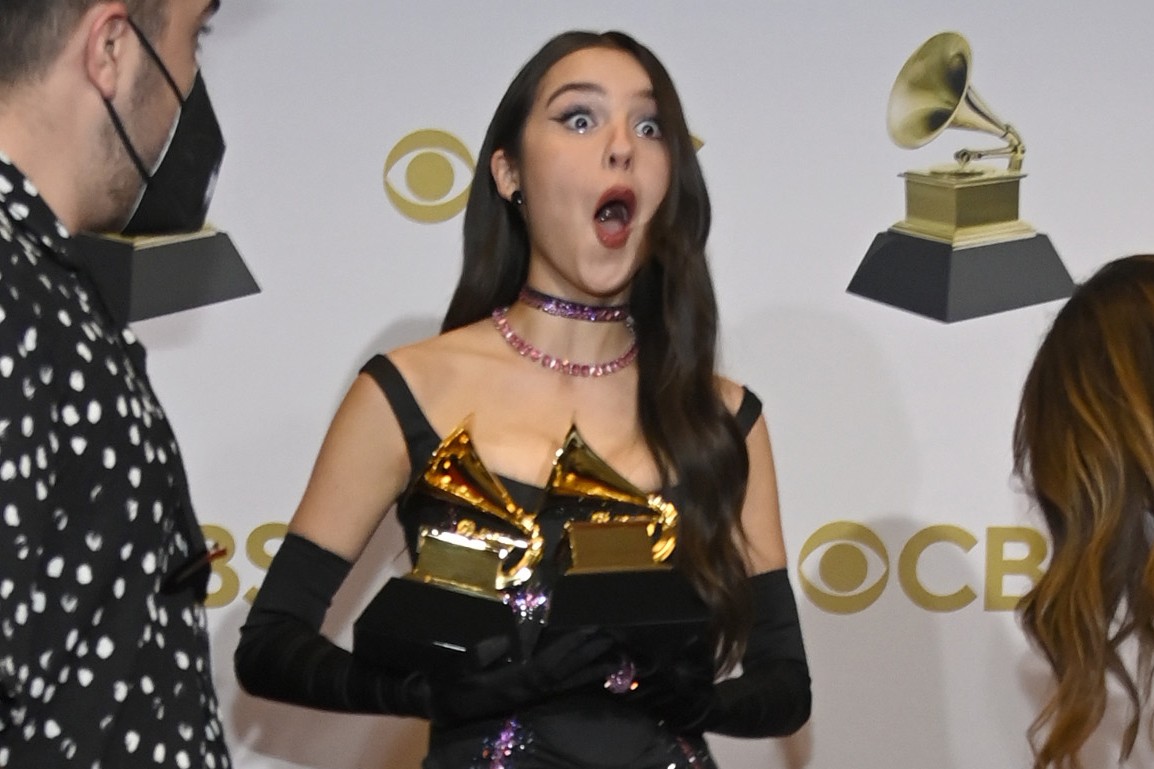 Olivia Rodrigo deixou cair um de seus prêmios no Grammy 2022 (Foto: Getty Images)