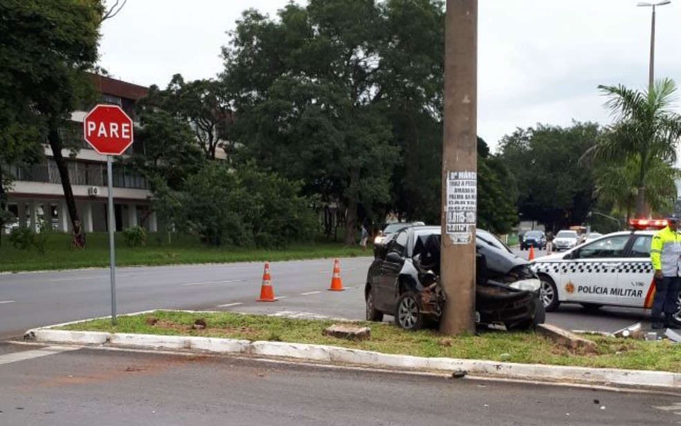 Carro conduzido por motorista sem habilitação e com sinais de embriaguez atinge poste na 606 Norte, em Brasília (Foto: Polícia Militar/Divulgação)