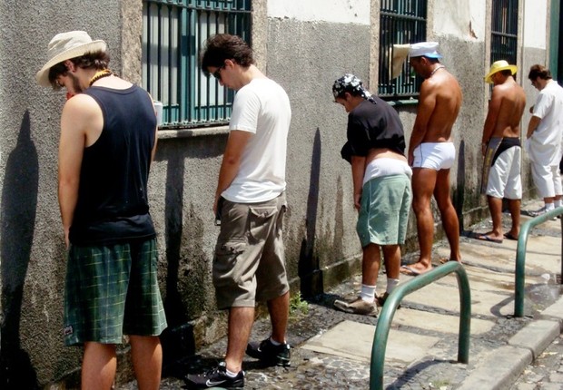 Foliões urinam na rua durante Carnaval: multa e prisão (Foto: Reprodução/Facebook)