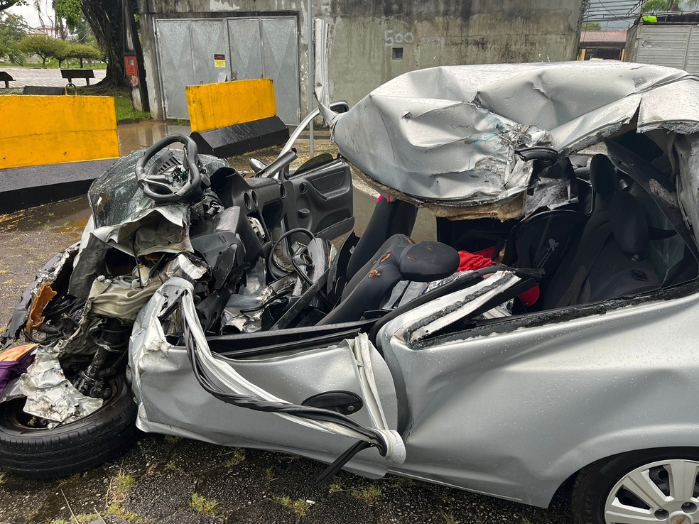 Criança de 4 anos morre e cinco pessoas ficam feridas em acidente entre carro e ônibus na Rio-Santos em Caraguatatuba. — Foto: João Mota/TV Vanguarda