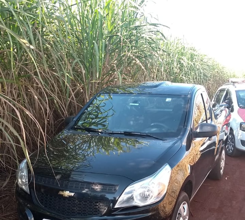 Carro utilizado pela quadrilha foi abandonado em um canavial na zona rural de São Manuel — Foto: Polícia Civil de São Manuel/Divulgação