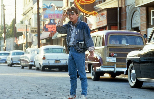 Michael J Fox walking across the street in a scene from the film 'Back To The Future', 1985. (Photo by Universal/Getty Images) (Foto: Getty Images)