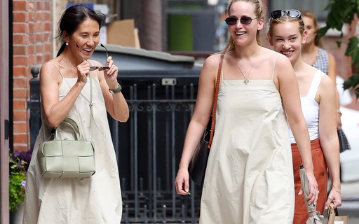 Jennifer Lawrence ri ao cruzar mulher usando mesmo vestido, de R$ 3,2 mil, que ela