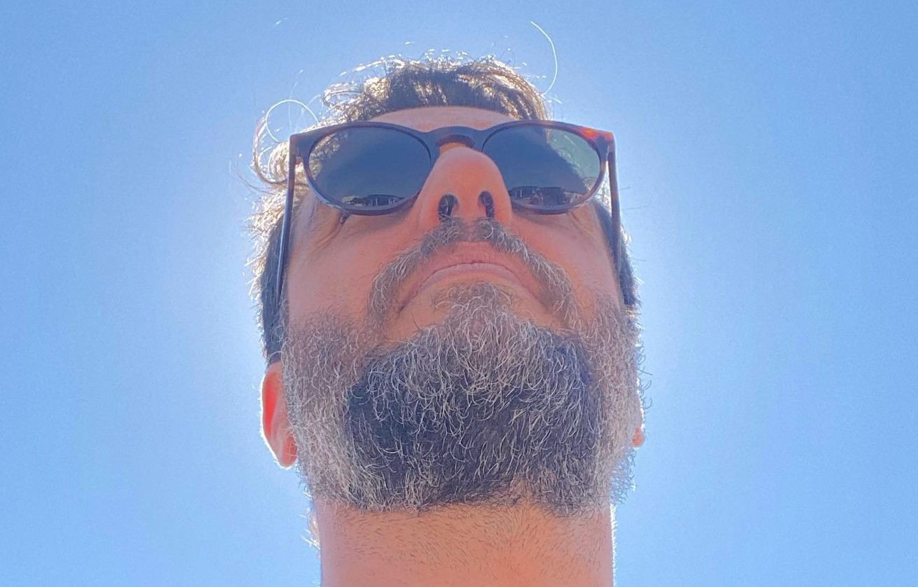 Rodrigo Lombardi aparece barbudo em selfie (Foto: Reprodução / Instagram)