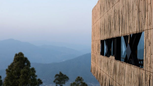 Bambu e vidraças revestem este hotel no Himalaia (Foto: Divulgação)