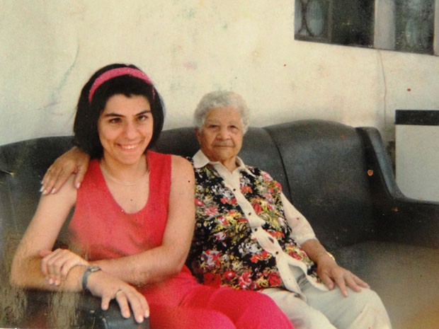 Tatiana aos 18 anos, pouco antes de ser diagnosticada com doença, ao lado da avó. (Foto: Cristina Moreno de Castro)