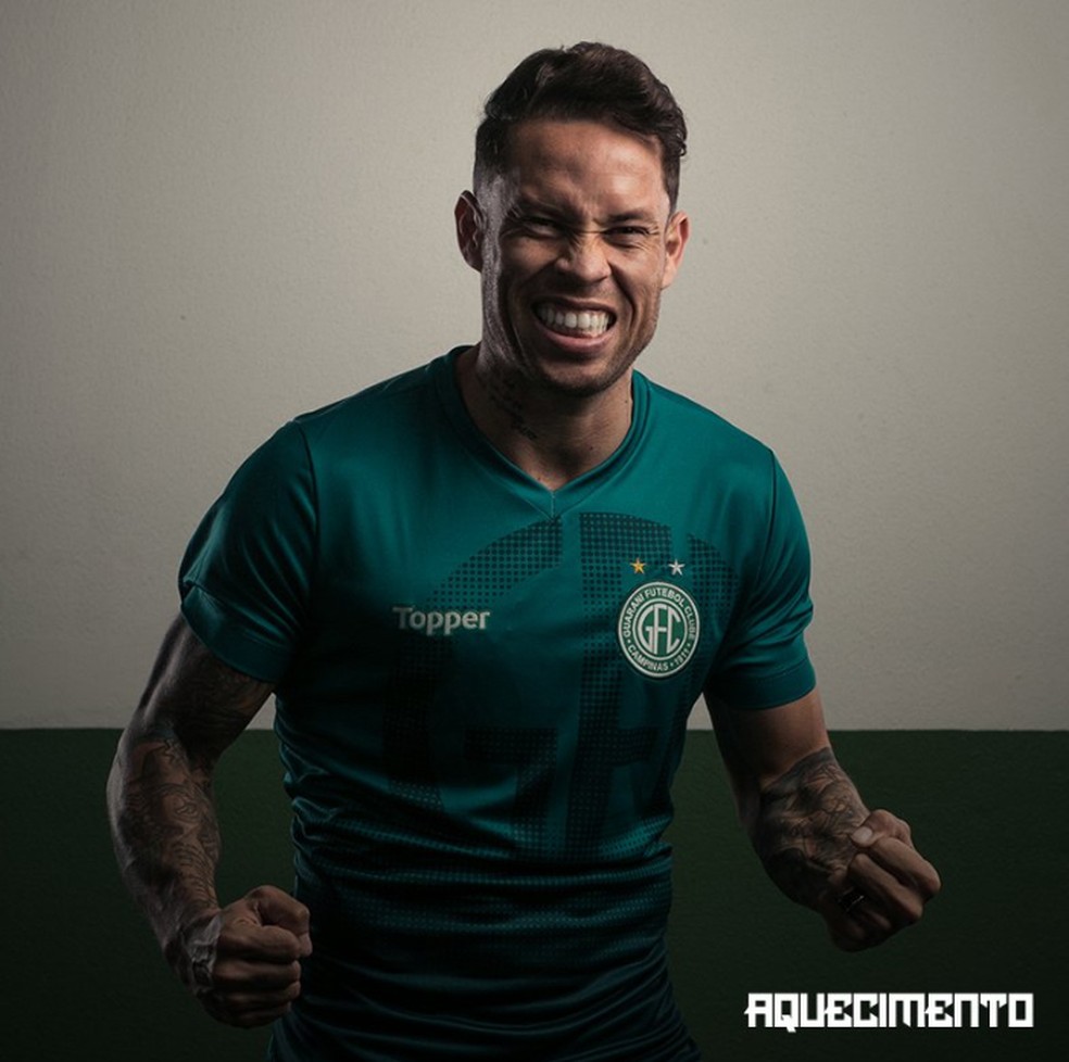 De saída do Guarani, Baraka mostra a camisa de aquecimento  (Foto: Divulgação Guarani FC)