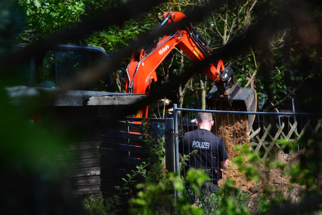 Policiais alemães procuram vestígios ou pistas sobre o desaparecimento de Madeleine McCann (Foto: Getty Images)