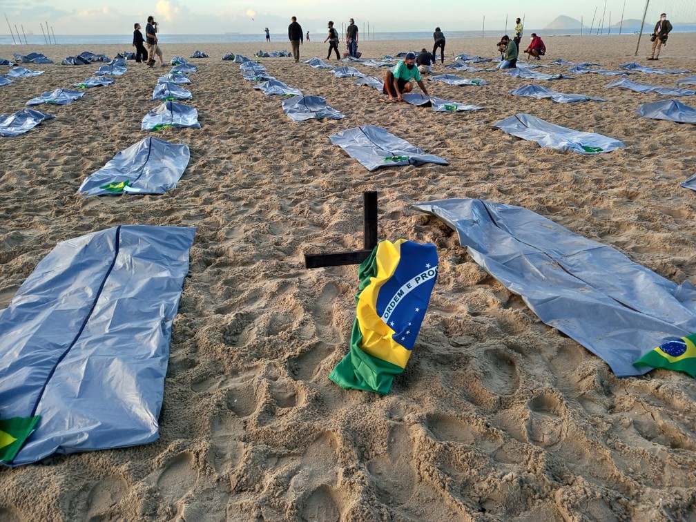 Protesto da ONG Rio de Paz na Praia de Copacabana, lembrando os 400 mil mortos de Covid no país — Foto: Rio de Paz/Divulgação