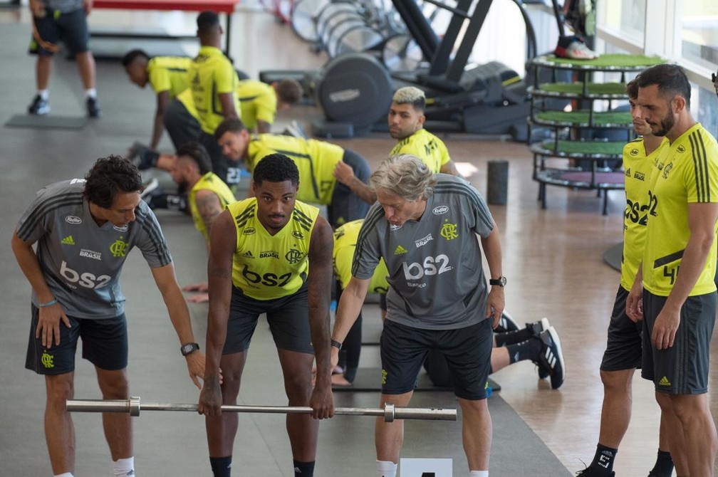 Vitinho Ã© orientado por Jesus durante atividade fÃ­sica no Ninho do Urubu â€” Foto: Alexandre Vidal/Flamengo