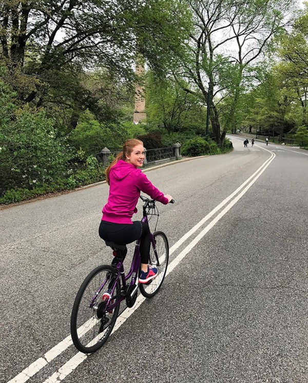Atriz aproveitou Nova York para pedalar no Central Park (Foto: Reprodução / Instagram)